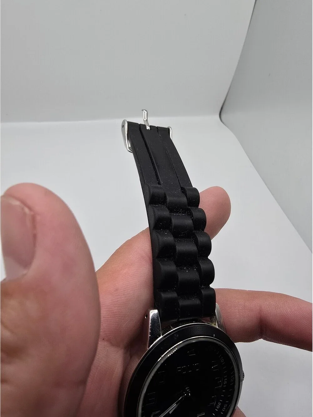 Folio Quartz Analog Watch Black Dial Arabic Numerals Silver Case Black Rubber